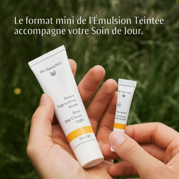 Le format mini de l'Émulsion Teintée accompagne votre Soin de Jour.