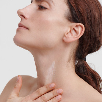 Crème Régénérante Cou et Décolleté Dr. Hauschka: Soin raffermissant, atténue les ridules